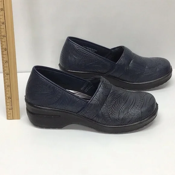 Easy Works by Easy Street NWOT navy blue embossed clogs size 9.5M - Picture 4 of 7